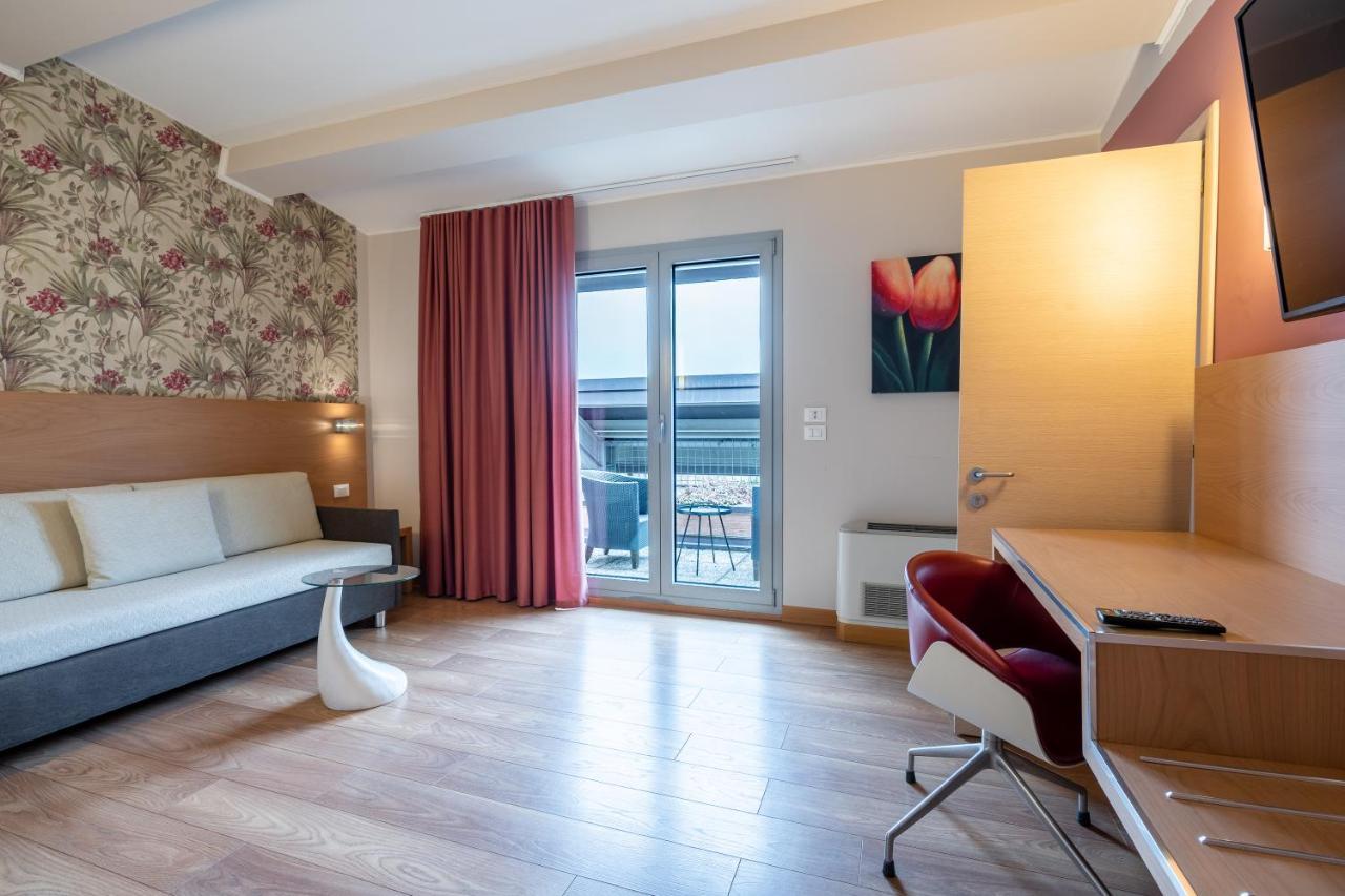 Relais Bellaria Hotel & Congressi سان لاتْسارو دي سافين المظهر الخارجي الصورة